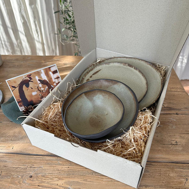 Keramik-Speiseset in einer Geschenkbox, bestehend aus vier Teilen, ideal für Singlehaushalt.