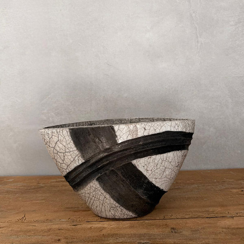 Raku-Vase, Unikat in Weiß mit schwarzem Rauchdekor - FRANZARTKERAMIK