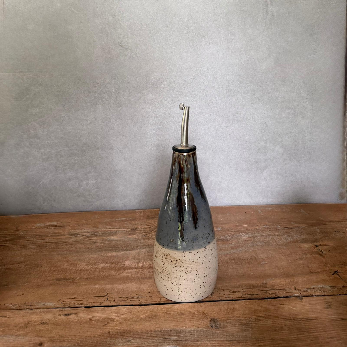 Keramik Ölspender BOHEMIAN Blue, 400 ml, Edelstahlausgießer, Hinteransicht