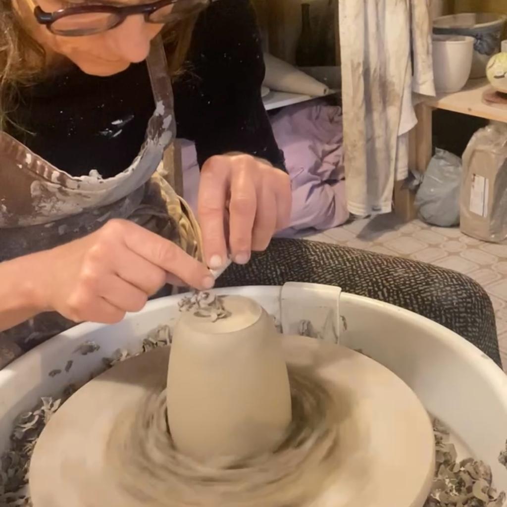 Keramikbecher beim Abdrehen