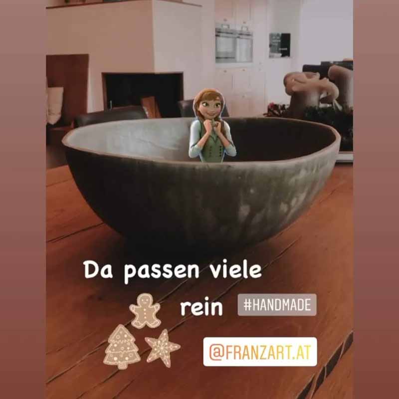 große Keramikschüssel in grün auf Tisch