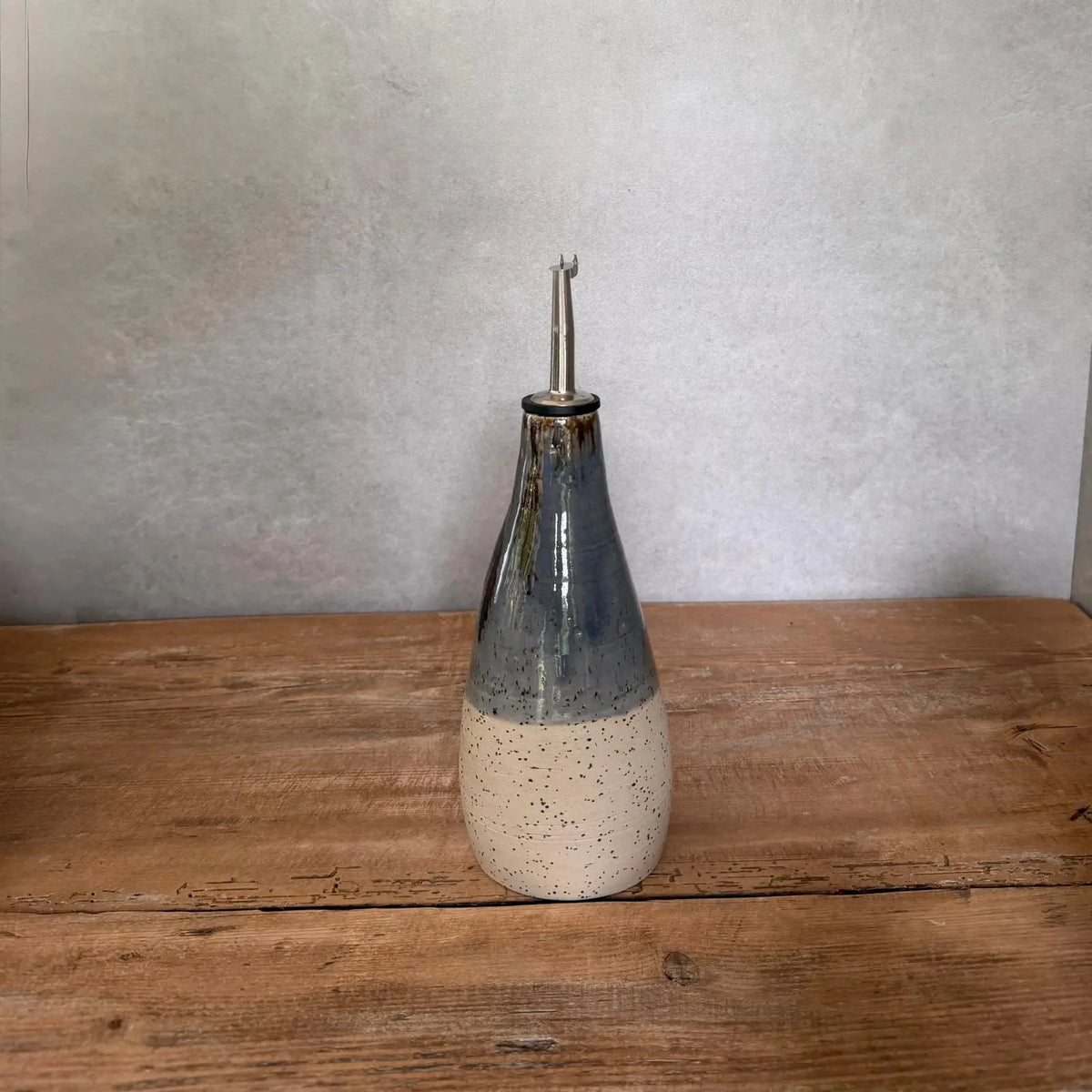 Keramik Ölspender BOHEMIAN Blue, seitliche Ansicht, topasblau glasiert
