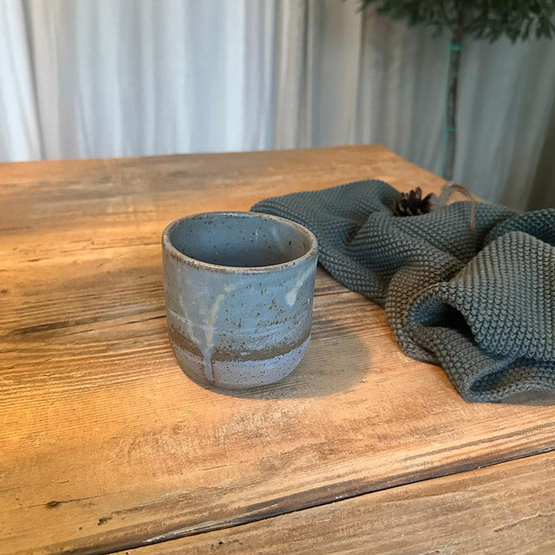 Nachhaltige Duftkerze in Steinzeug handgefertigt - grau, matt graublau glasiert - FRANZARTKERAMIK