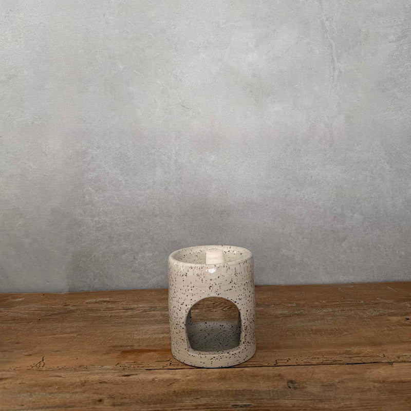 Duftlampe Keramik handgemacht, weiße Glasur mit braunen Spots auf Holzuntergrund.
