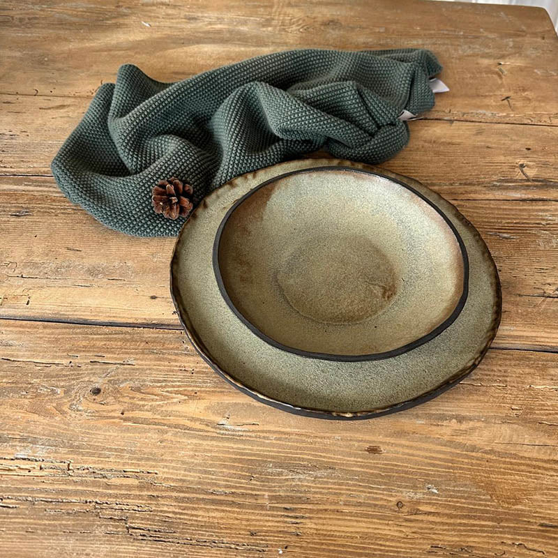 Keramik-Speiseset für Singlehaushalt, 4-teilig mit einer Schale und einem Tuch auf einem Holztisch.