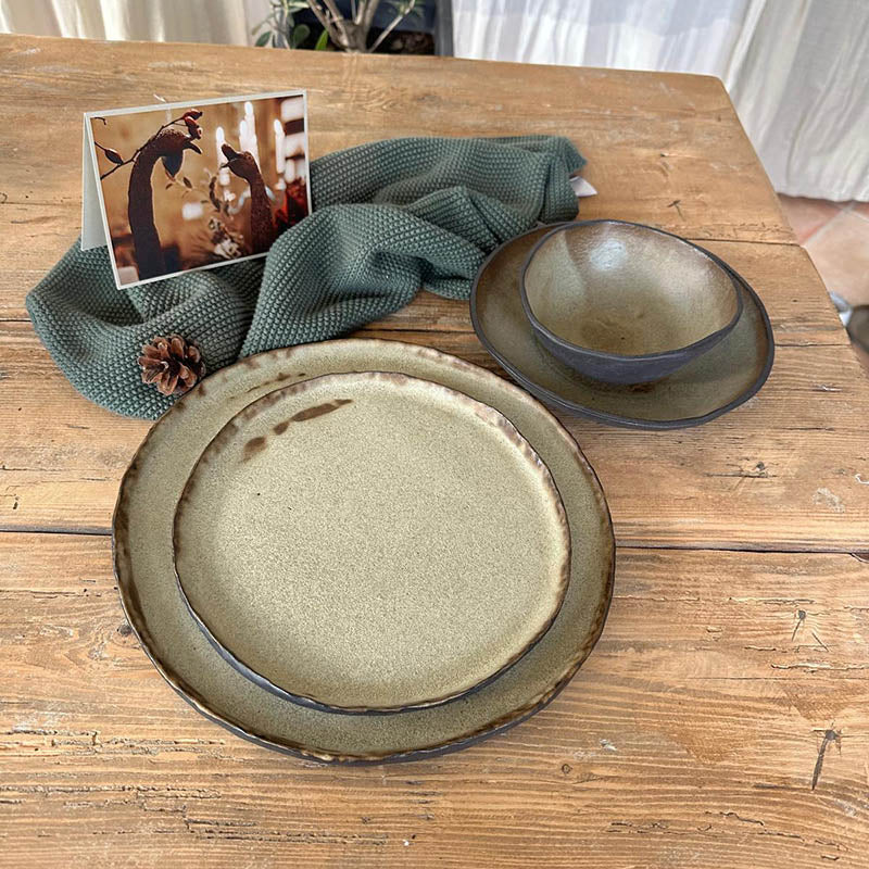 Keramik-Speiseset für Singlehaushalt, 4-teilig mit Teller und Schüssel auf einem Holztisch.
