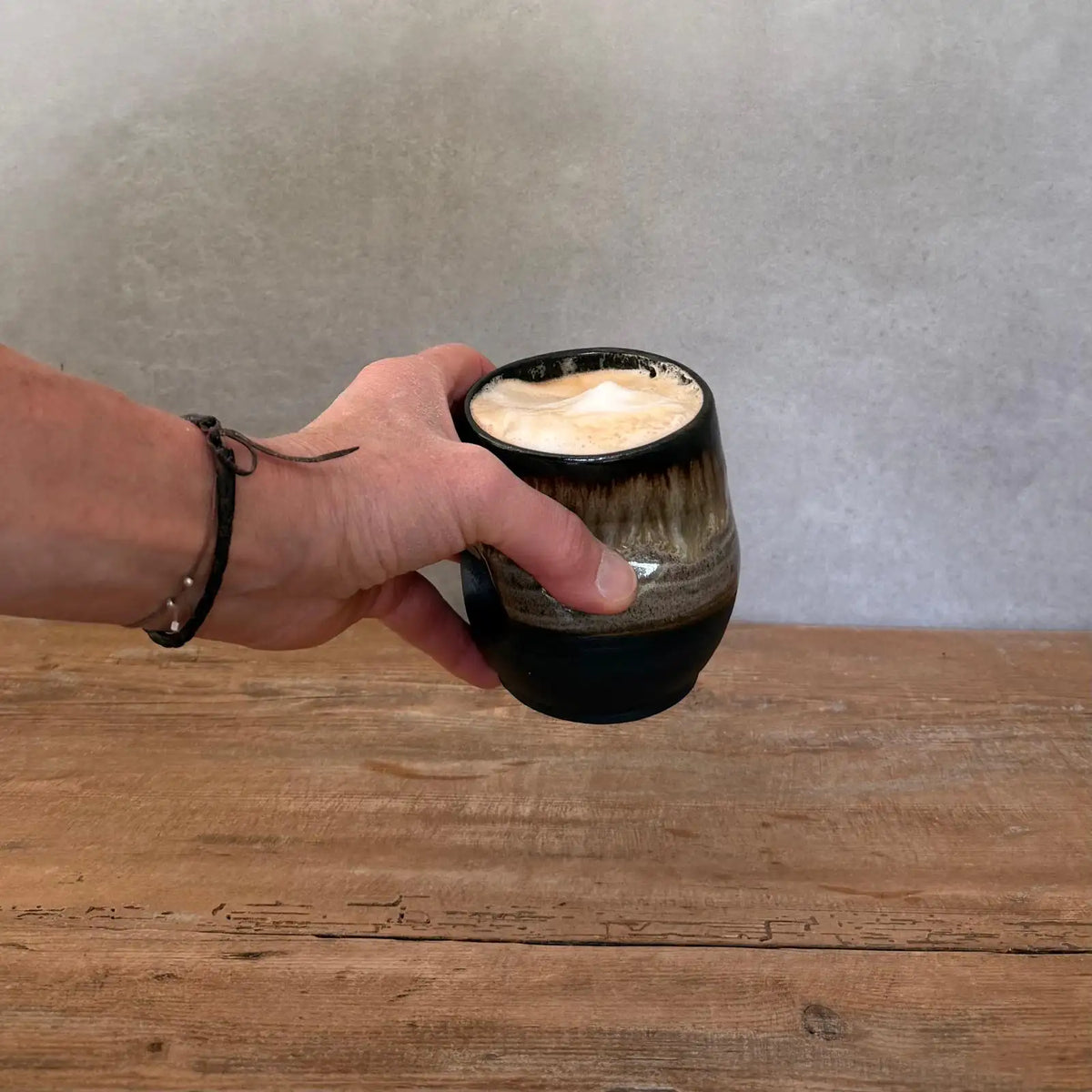 COLATA NERO Steinzeugbecher mit Fingermulden, Milchschaum Cappuccino, FRANZART