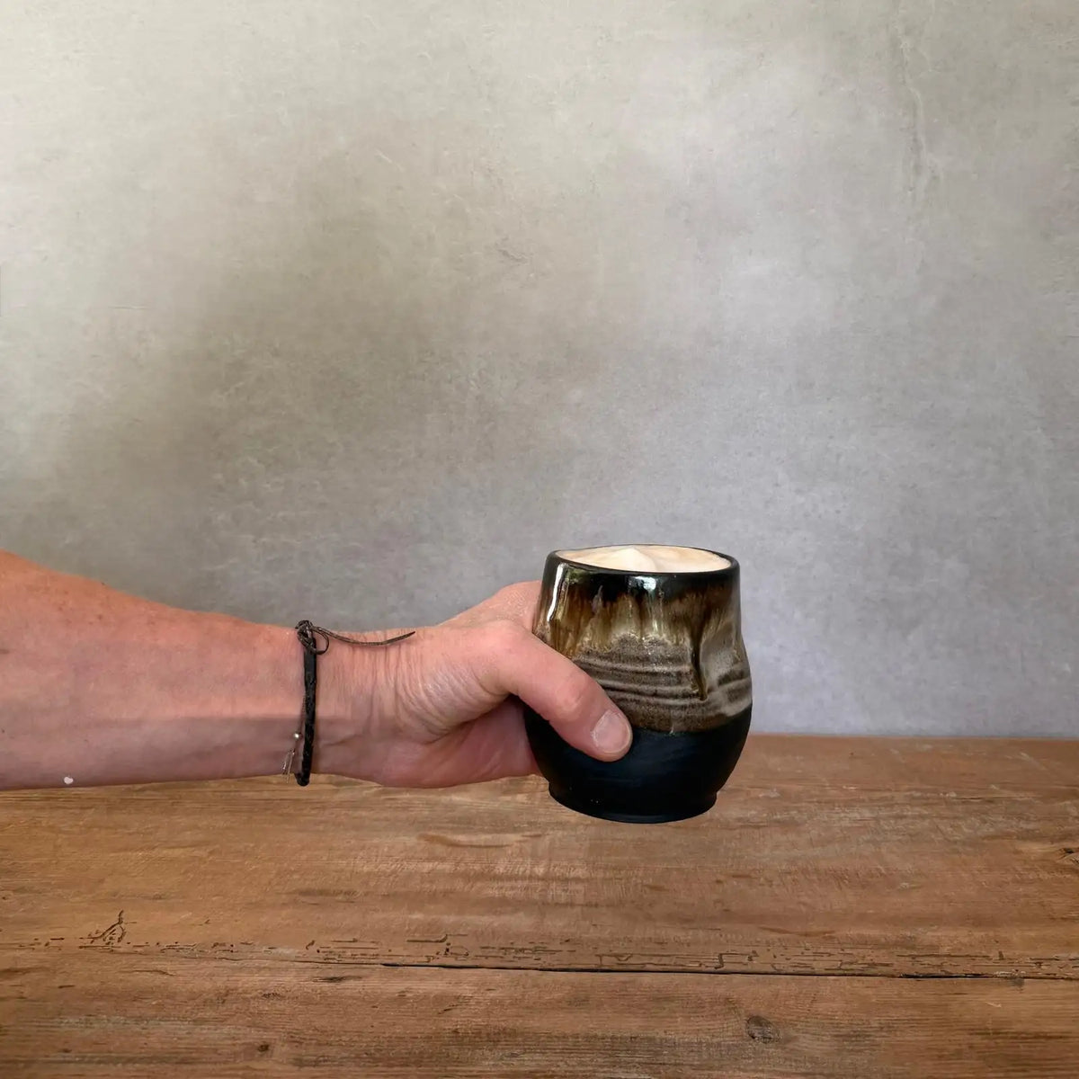 COLATA NERO - Handgemachter Steinzeugbecher mit Fingermulden