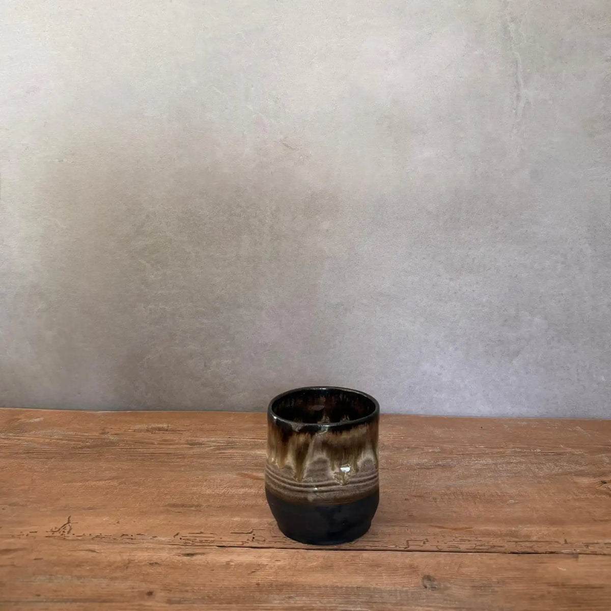 COLATA NERO schwarzer Steinzeugbecher, Größe M,  handgemacht