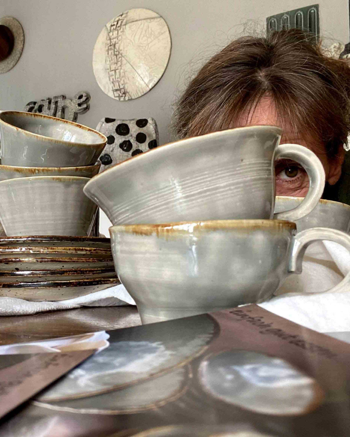 Geschirr BOHEMIAN Grey auf Holztisch