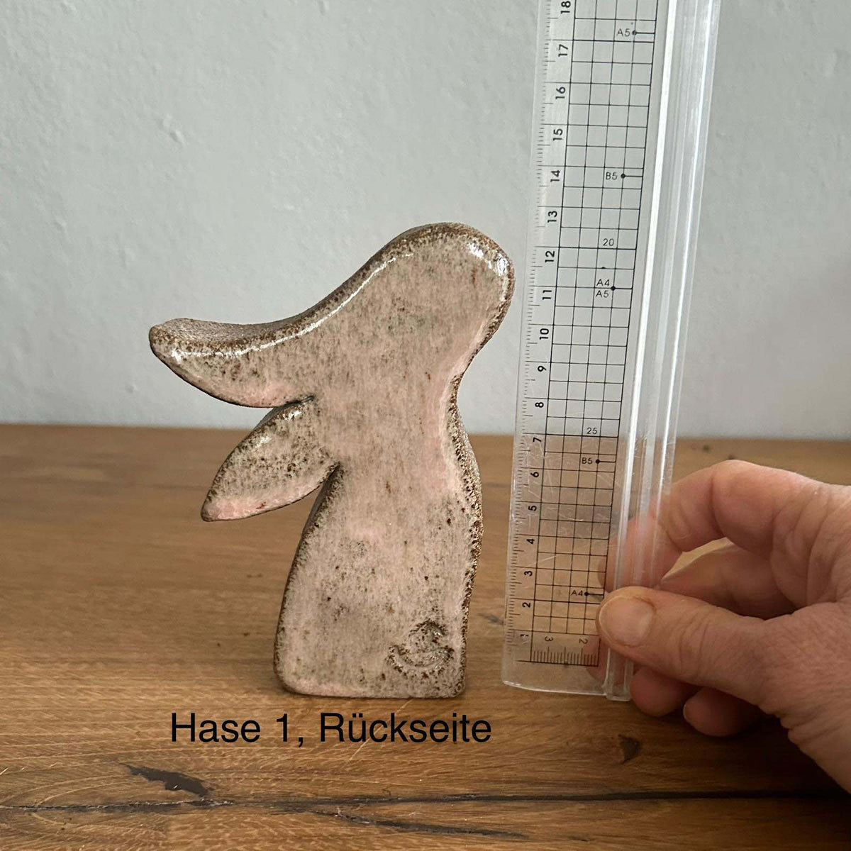 Keramikosterhase in rosa/grau - FRANZARTKERAMIK