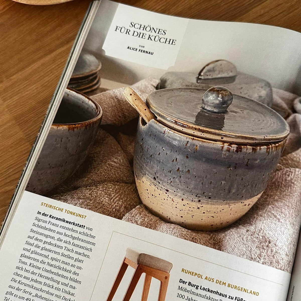 Zeitungsausschnitt mit Keramikzuckerdose