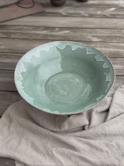 Schüssel groß, hellgrüne Glasur mit weißem Rand, ca. 50 cm Durchmesser, Höhe 10 cm
