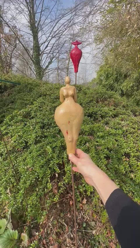 Gelb glänzende Gartenfiguren, Lustige Weiber, Keramikfigur, Video